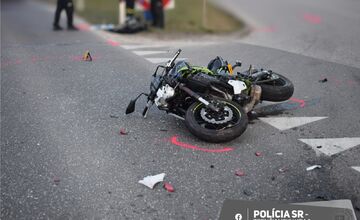 FOTO: Polícia rieši nehodu medzi Bzincami a Novým Mestom nad Váhom