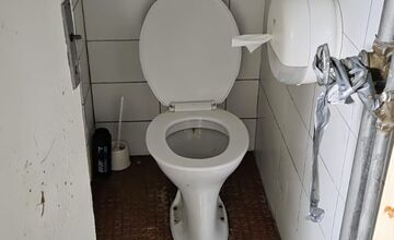 FOTO: Poslanec v Prievidzi upozorňuje na zlý stav šatí na štadióne 