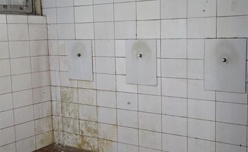 FOTO: Poslanec v Prievidzi upozorňuje na zlý stav šatí na štadióne 