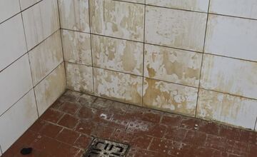 FOTO: Poslanec v Prievidzi upozorňuje na zlý stav šatí na štadióne 