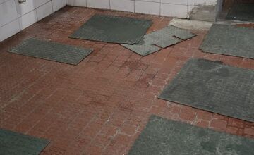 FOTO: Poslanec v Prievidzi upozorňuje na zlý stav šatí na štadióne 