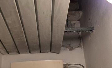 FOTO: Poslanec v Prievidzi upozorňuje na zlý stav šatí na štadióne 