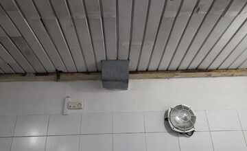 FOTO: Poslanec v Prievidzi upozorňuje na zlý stav šatí na štadióne 