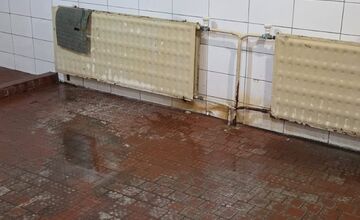 FOTO: Poslanec v Prievidzi upozorňuje na zlý stav šatí na štadióne 