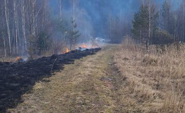 FOTO: V Handlovej horel trávnatý porast, vyžiadal si zásah mestkých policajtov aj hasičov
