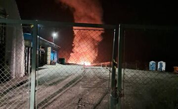 FOTO: V Handlovej pohltili plamene skládku odpadu, potrebný bol zásah hasičov