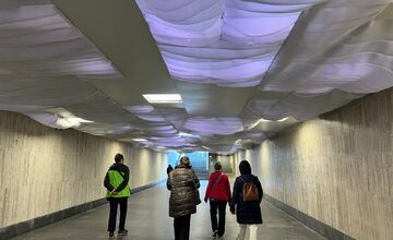 FOTO: Trenčanov nová inštalácia, v podchode na stanicu a do centra mesta, nepotešila 