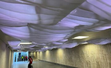 FOTO: Trenčanov nová inštalácia, v podchode na stanicu a do centra mesta, nepotešila 