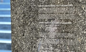 FOTO: Trenčanov nová inštalácia, v podchode na stanicu a do centra mesta, nepotešila 