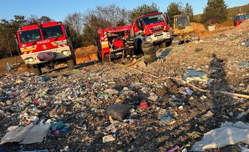 FOTO: Dramatický zásah pri Prievidzi, oheň zachvátil obrovskú časť skládky