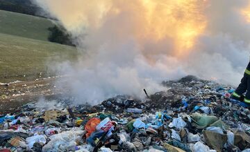 FOTO: Dramatický zásah pri Prievidzi, oheň zachvátil obrovskú časť skládky