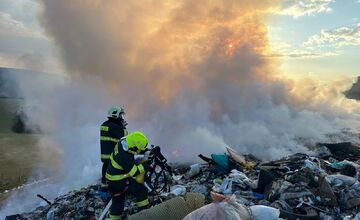 FOTO: Dramatický zásah pri Prievidzi, oheň zachvátil obrovskú časť skládky