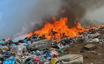 FOTO: Dramatický zásah pri Prievidzi, oheň zachvátil obrovskú časť skládky