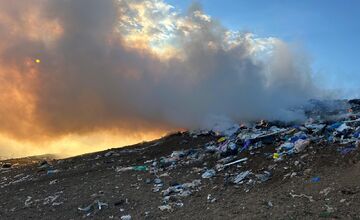 FOTO: Dramatický zásah pri Prievidzi, oheň zachvátil obrovskú časť skládky