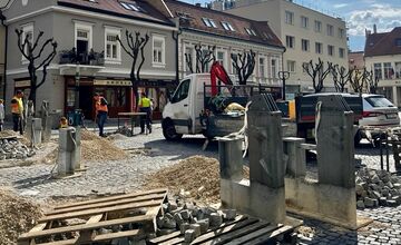 FOTO: Trenčín opäť stavia pódium na Mierovom námestí