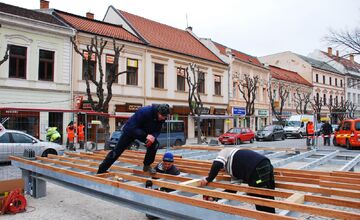 FOTO: Trenčín opäť stavia pódium na Mierovom námestí