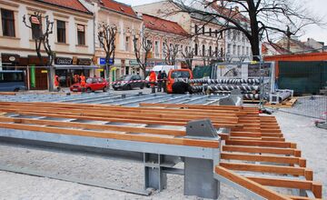 FOTO: Trenčín opäť stavia pódium na Mierovom námestí
