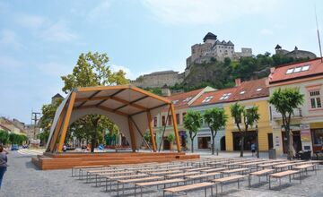FOTO: Trenčín opäť stavia pódium na Mierovom námestí