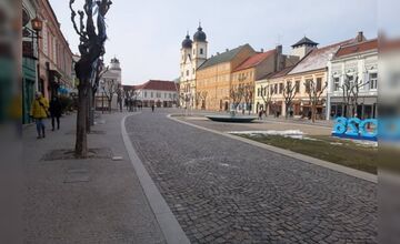 FOTO: Trenčín opäť stavia pódium na Mierovom námestí
