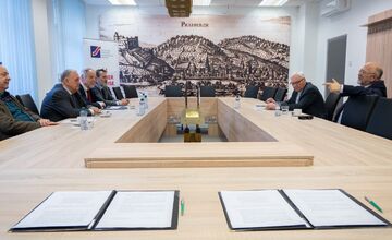 FOTO: Podnikatelia žiadajú urýchlenie výstavby R6 medzi Púchovom a Zlínom