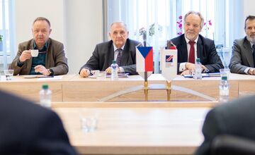 FOTO: Podnikatelia žiadajú urýchlenie výstavby R6 medzi Púchovom a Zlínom