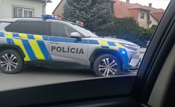 FOTO: Policajná naháňačka v Partizánskom skončila čelnou zrážkou