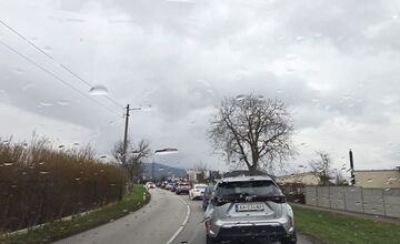 FOTO: Dopravná nehoda pri Trenčíne komplikuje premávku