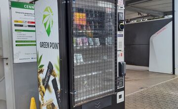 FOTO: Novomešťania diskutujú o automatoch na tabak, ktorý je voľne dostupný v meste 