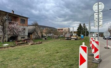 FOTO: Nové parkovisko v Zlatovciach vznikne na voľnom pozemku