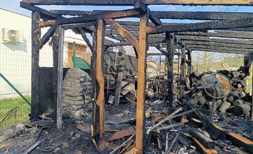 FOTO: V Brunovciach došlo k požiaru jednoduchej stavby, potrebný bol zásah hasičov