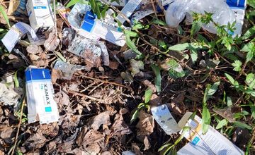 FOTO: Trenčania upozorňujú na neporiadok v miestom luhu