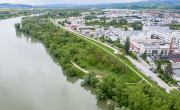 FOTO: Trenčania upozorňujú na neporiadok v miestom luhu