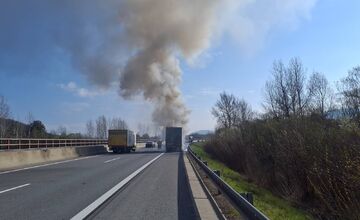 FOTO: Hasiči zasahovali pri požiari kamióna