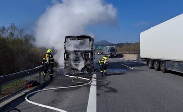FOTO: Hasiči zasahovali pri požiari kamióna