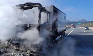 FOTO: Hasiči zasahovali pri požiari kamióna