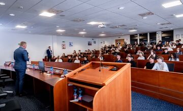 FOTO: Robert Fico debatoval so študentmi v Trenčíne