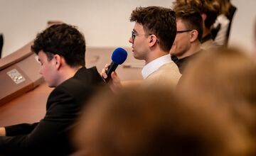 FOTO: Robert Fico debatoval so študentmi v Trenčíne