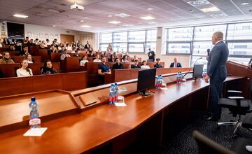 FOTO: Robert Fico debatoval so študentmi v Trenčíne