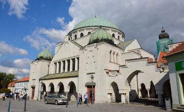 FOTO: Trenčianska synagóga sa dostala na poštovú známku