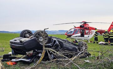 FOTO: Nehoda pri Poriadí skončila prevráteným autom na streche