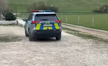 FOTO: Vandali poškodili a znehodnotili novú ohradu pre kravy v katastri obce Melčice v novom meste nad Váhom