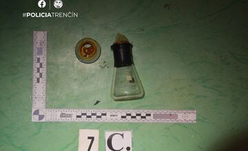 FOTO: Policajti z Prievidze odhalili nelegálnu výrobu drog