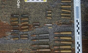 FOTO: Polícia zadržala niekoľko nelegálne držaných zbraní a komponentov mužovi z prievidzského okresu 