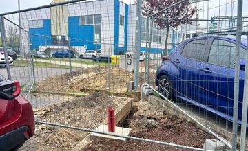 FOTO: V Trenčíne budujú nové nabíjacie stanice pre elektromobily