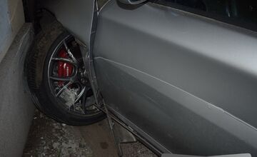 FOTO: Opitý vodič narazil do rodinného domu