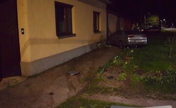 FOTO: Opitý vodič narazil do rodinného domu