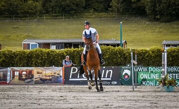 FOTO: Pri zrážke vlaku s kamiónom pri Dunajskej Strede zomrel 58-ročný kamionista a jazdec na koni Marián