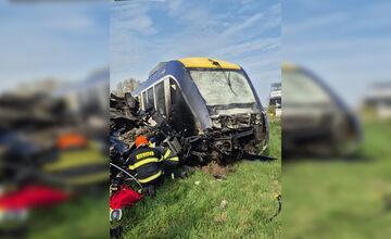 FOTO: Pri zrážke vlaku s kamiónom pri Dunajskej Strede zomrel 58-ročný kamionista a jazdec na koni Marián