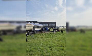 FOTO: Pri zrážke vlaku s kamiónom pri Dunajskej Strede zomrel 58-ročný kamionista a jazdec na koni Marián