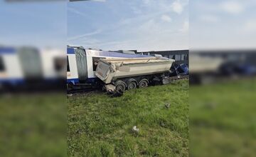 FOTO: Pri zrážke vlaku s kamiónom pri Dunajskej Strede zomrel 58-ročný kamionista a jazdec na koni Marián